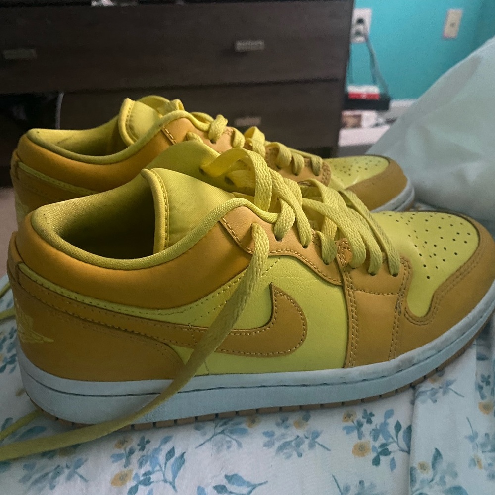 Yellow/Gold Nike Dunks (100% authentic)